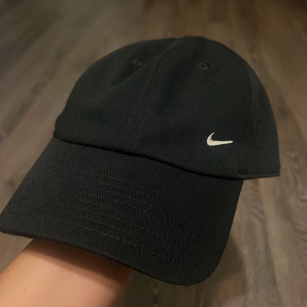 Nike Unisex Black and White Logo Cap. Size M/L